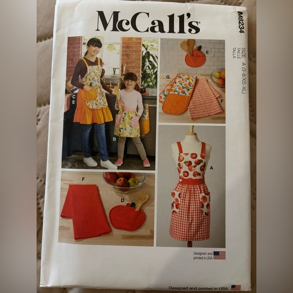 McCall's M8234 Sewing Pattern - Aprons, potholders, & tea towel - Picture 1 of 3